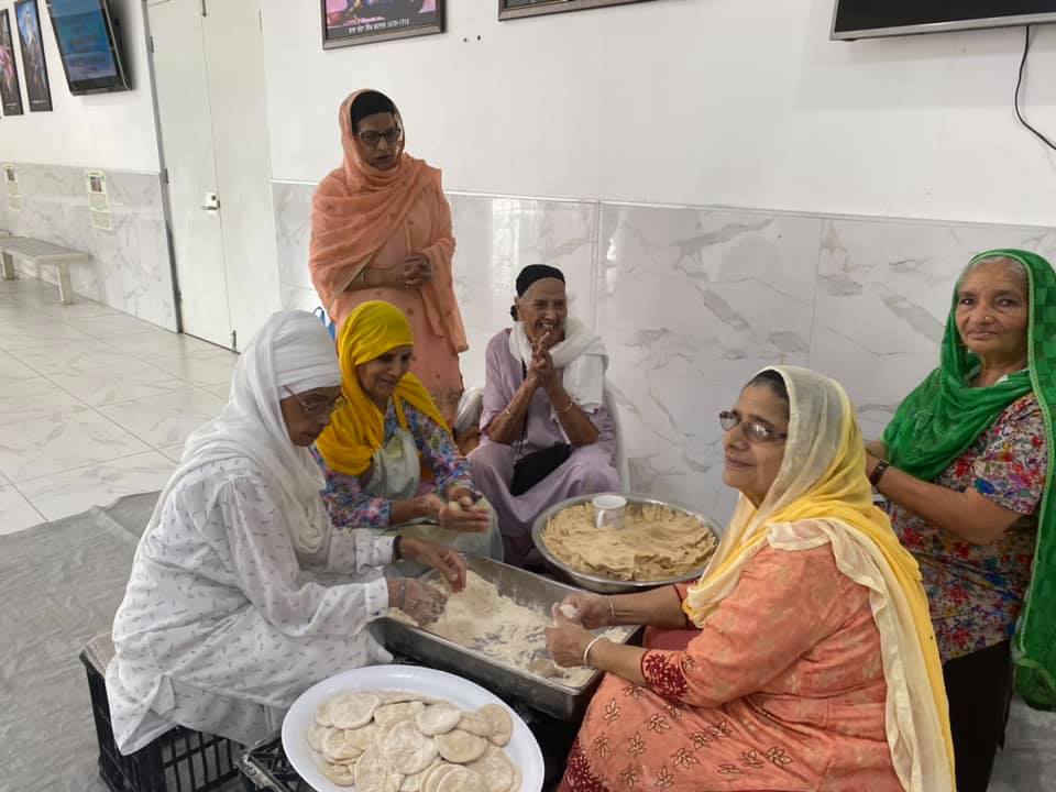 Sewadars preparing rotis for langar